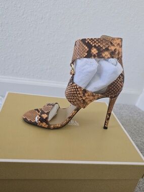 BEAUTIFUL & STYLISH Michael Kors AMOS Ankle Strap Embossed Heel